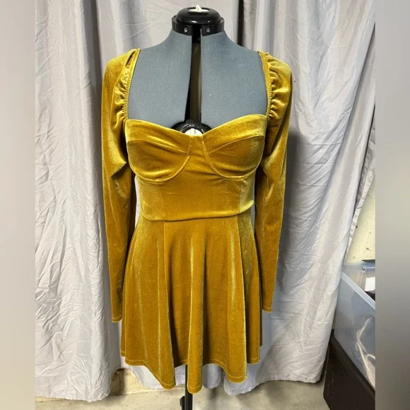 green emerald velvet dress NWT | Emory Park | velvet polka dot dress